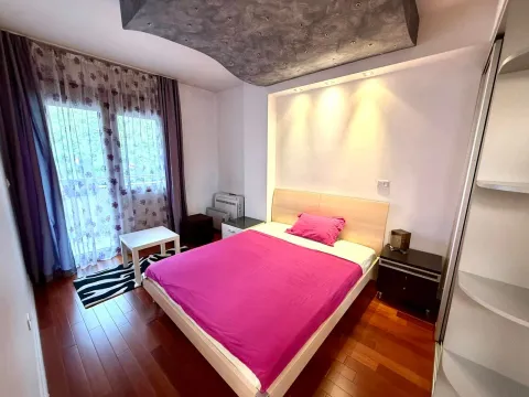 Namještena spavaća soba sa bračnim krevetom i prozorom. - image 6