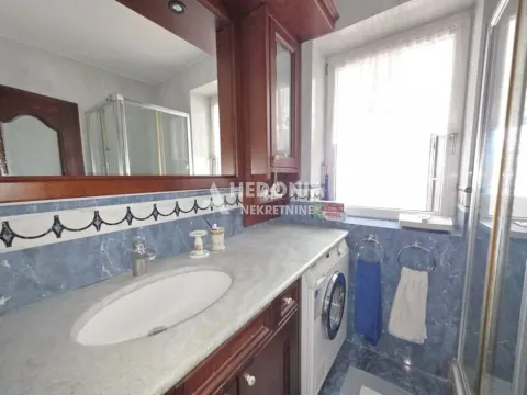 Kupatilo sa umivaonikom, drvenim elementima, tuš kabinom i mašinom za veš. - image 13