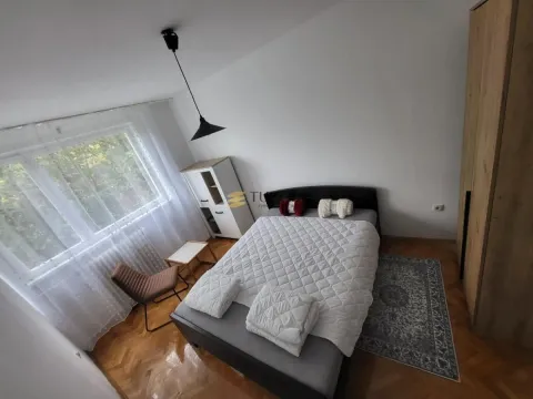 Spavaća soba sa bračnim krevetom, ormarom i prozorom. - image 4
