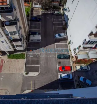 Pogled odozgo na parking prostor i okolne zgrade. - image 11
