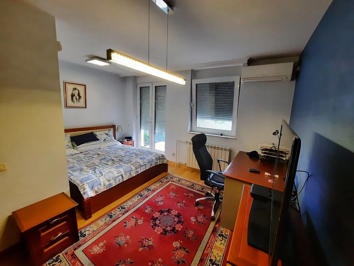 Prodaja, kuća, 350m², Bežanijska Kosa Sve Podlokacije, Beograd