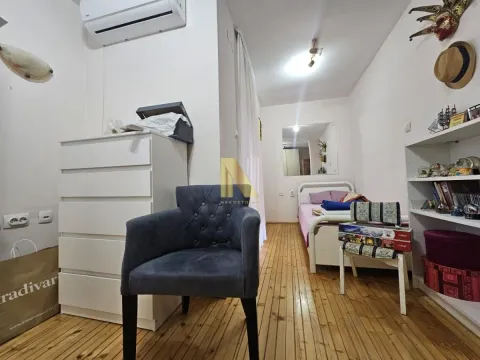 Manja spavaća soba sa krevetom, foteljom i komodom. - image 10