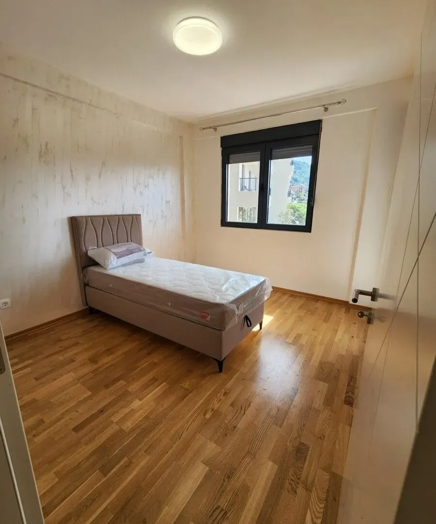 Izdavanje, stan, 70m², Centar, Tivat