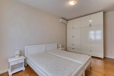 Spavaća soba sa bračnim krevetom, noćnim stočićima i bijelim garderoberom. - image 13