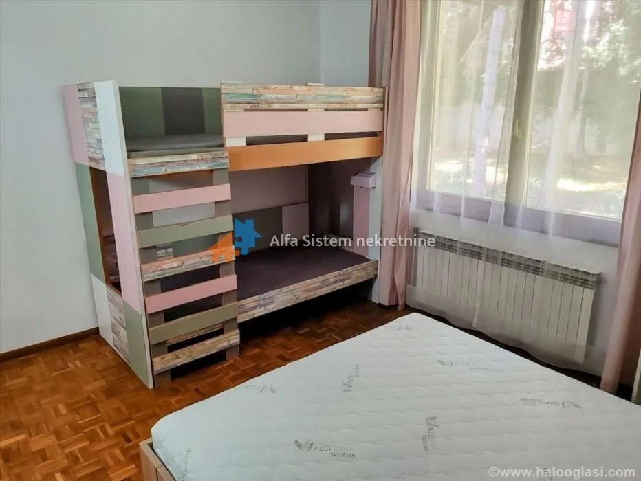 Izdavanje, četvorosoban stan, 125m², Savski Venac, Beograd