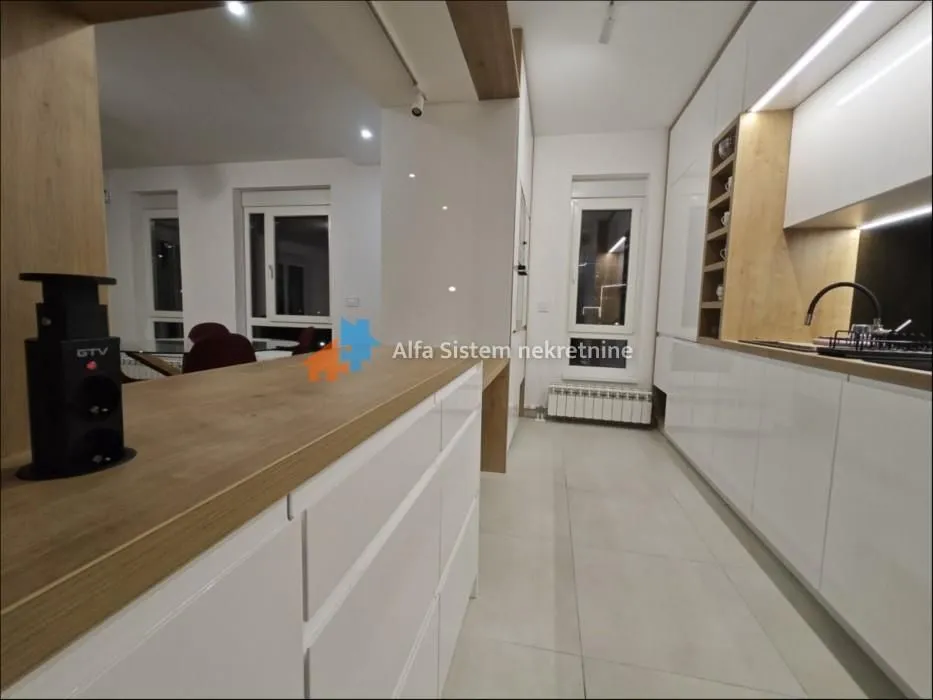 Izdavanje, trosoban stan, 112m², Novi Beograd Blok 65, Novi Beograd Sve Podlokacije