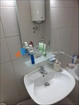 Pogled na umivaonik sa ogledalom u kupatilu. - image 7