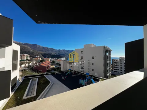 Pogled sa terase na okolne zgrade, igralište i planine. - image 10