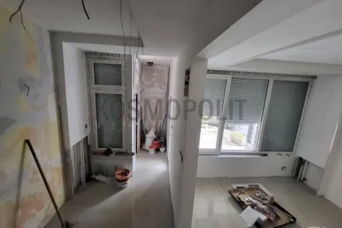 Pogled na hodnik i prostoriju u fazi renoviranja. - image 3