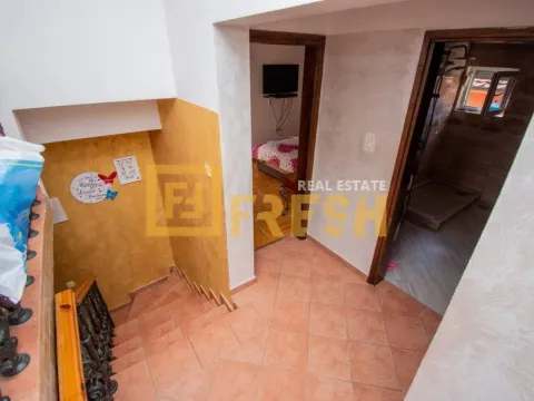 Sale, house, 350m², Tološi, Podgorica - image 17