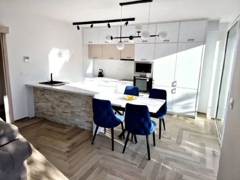 Moderna kuhinja sa trpezarijom i ugradnim elementima. - image 2