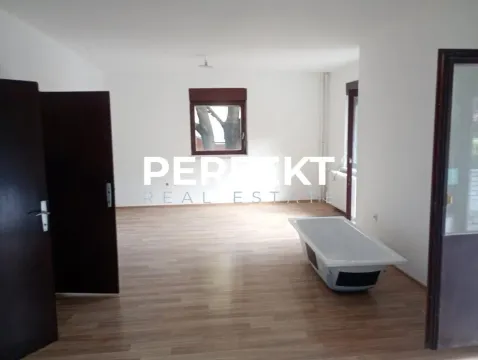 Prazna prostorija sa laminatnim podom i kadom na sredini. - image 2