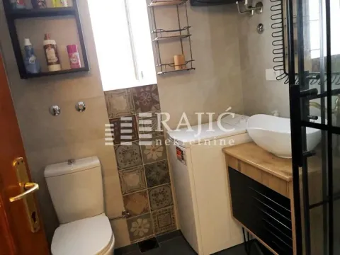 Manje kupatilo sa umivaonikom, WC šoljom i policama. - image 13