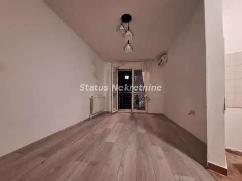 Prazna prostorija sa drvenim podom i izlazom na terasu. - image 16