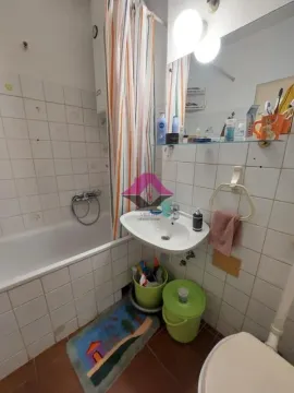 Manje kupatilo sa kadom, umivaonikom i wc šoljom. - image 6