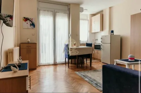 Dnevna soba sa trpezarijom i delom kuhinje u pozadini. - image 2