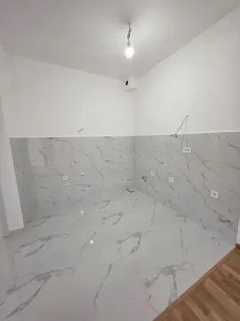 Nezavršena kuhinja sa keramičkim pločicama i pripremljenim instalacijama. - image 4
