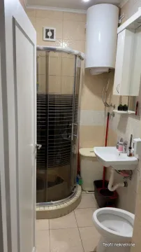 Manje kupatilo sa tuš kabinom, umivaonikom, wc šoljom i bojlerom. - image 12