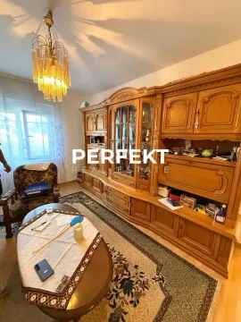 Dnevna soba sa velikim drvenim ormanom, foteljom i stočićem. - image 11