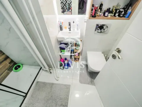 Savremeno opremljeno kupatilo sa umivaonikom, WC šoljom i tuš kabinom. - image 11