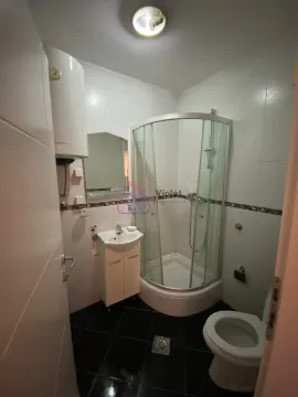 Kupatilo sa tuš kabinom, umivaonikom i wc šoljom. - image 9
