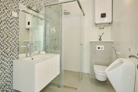 Moderno kupatilo sa staklenom tuš kabinom i bijelim sanitarijama. - image 8