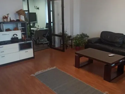 Izdavanje, trosoban stan, 150m², Jajinci, Voždovac Sve Podlokacije - image 1