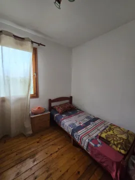 Jednostavna spavaća soba sa jednim krevetom i drvenim podom. - image 16
