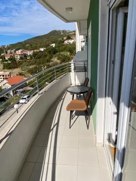 Prostrana terasa sa garniturom za sjedenje i pogledom na brda i okolinu. - image 7