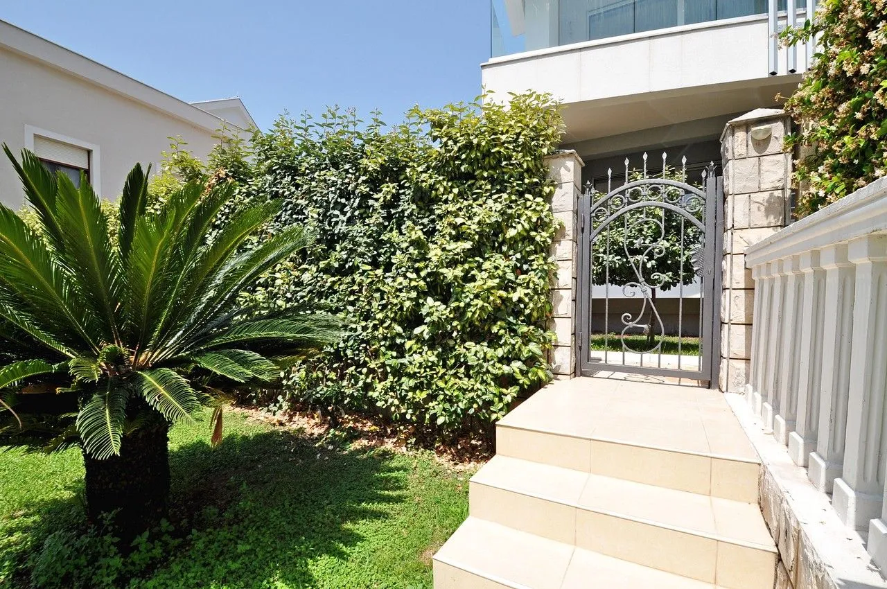 Prodaja, kuća, 222m², Tivat, Crna Gora