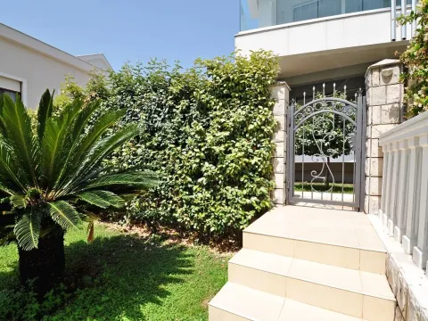 Prodaja, kuća, 222m², Tivat, Crna Gora - image 4