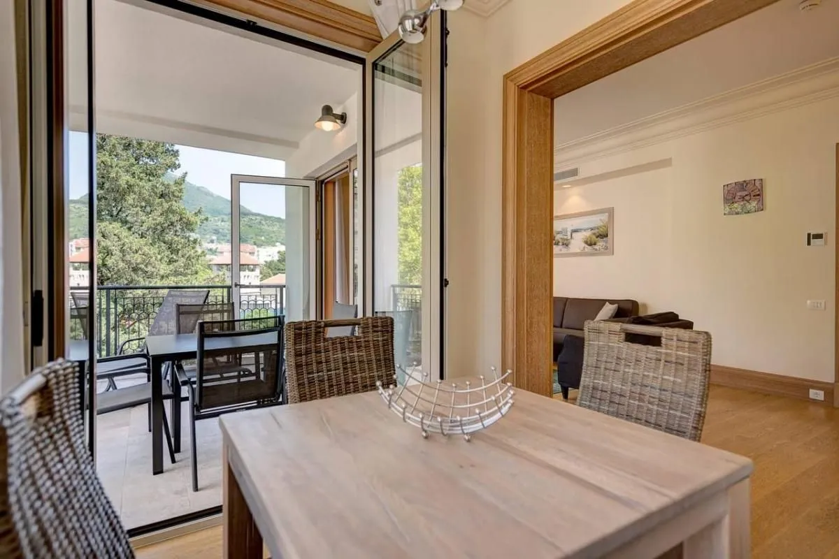 Izdavanje, jednosoban stan, 79m², Tivat, Crna Gora