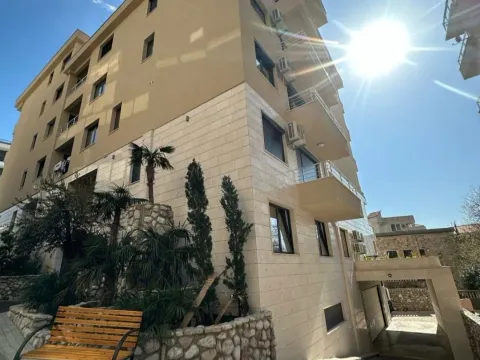 Sale, two bedroom apartment, 80m², Bečići, Budva - image 2