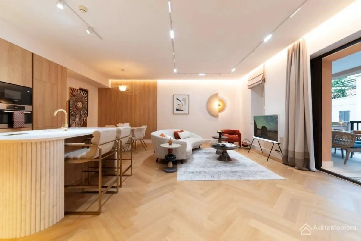 Sale, three bedroom apartment, 201m², Centar, Tivat