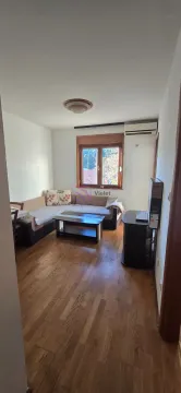 Dnevna soba sa garniturom, stočićem i drvenim podom. - image 12