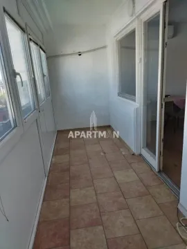 Zastakljeni balkon sa keramičkim pločicama na podu. - image 10