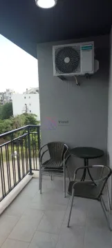 Manji namješten balkon sa stolom i stolicama. - image 14