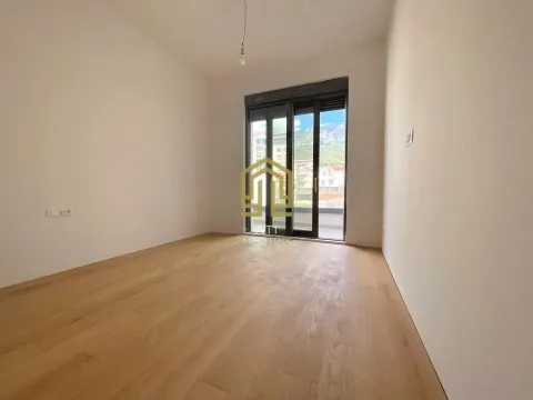 Prazna soba sa drvenim podom i balkonskim vratima. - image 4