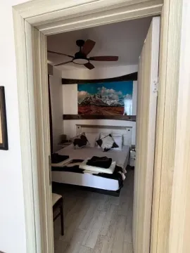 Pogled iz hodnika na spavaću sobu sa bračnim krevetom i plafonskim ventilatorom. - image 22