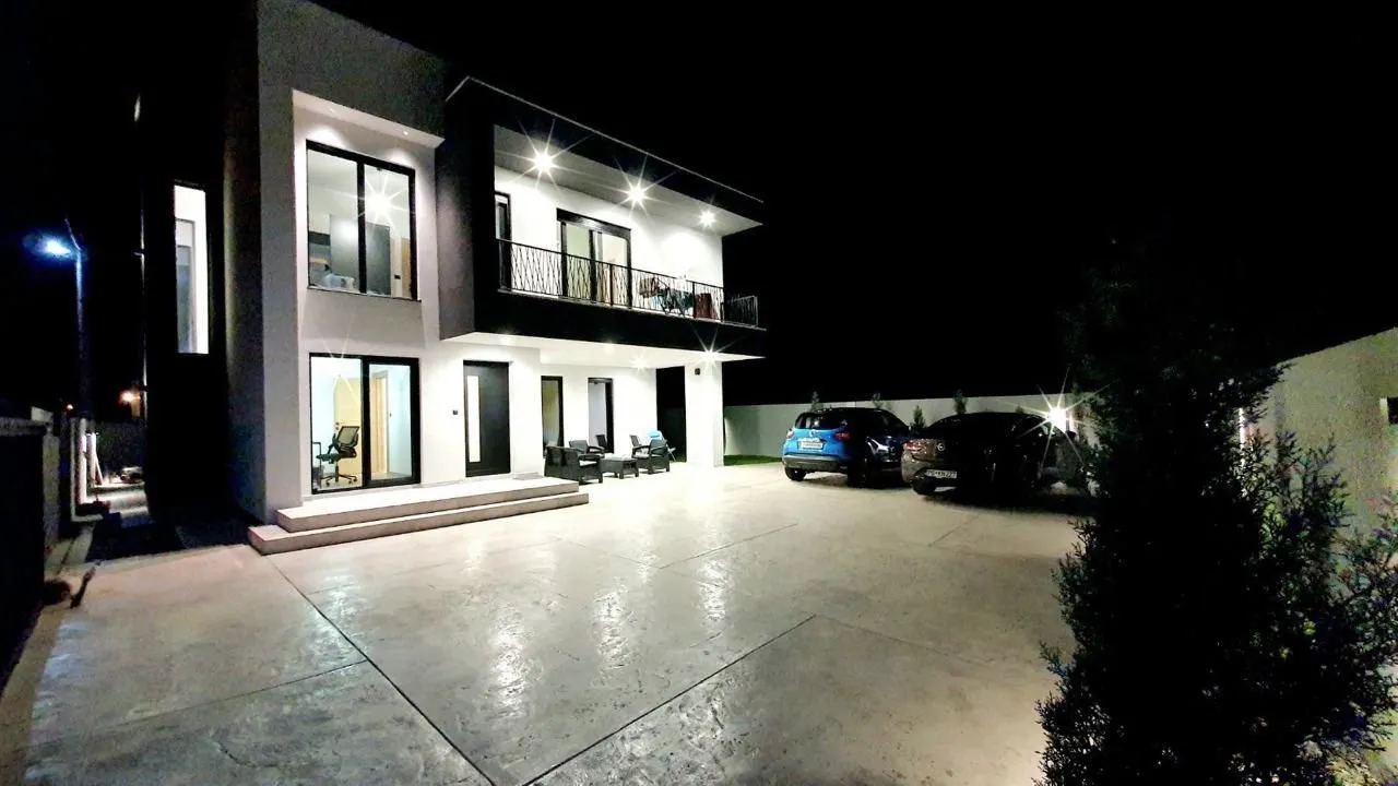 Izdavanje, kuća, 190m², Tološi, Podgorica