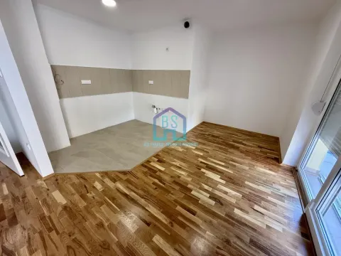 Prazna kuhinja sa pripremljenim priključcima i drvenim podom. - image 5