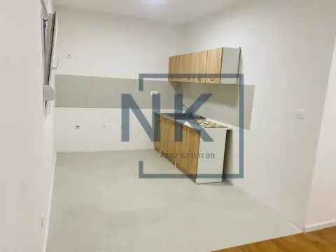 Prazna kuhinja sa drvenim elementima i sudoperom. - image 4