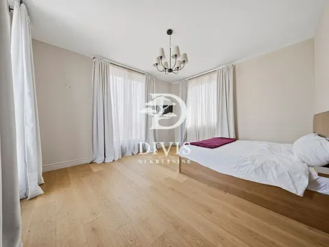 Prostrana spavaća soba sa bračnim krevetom, drvenim podom i dva prozora sa belim zavesama. - image 13