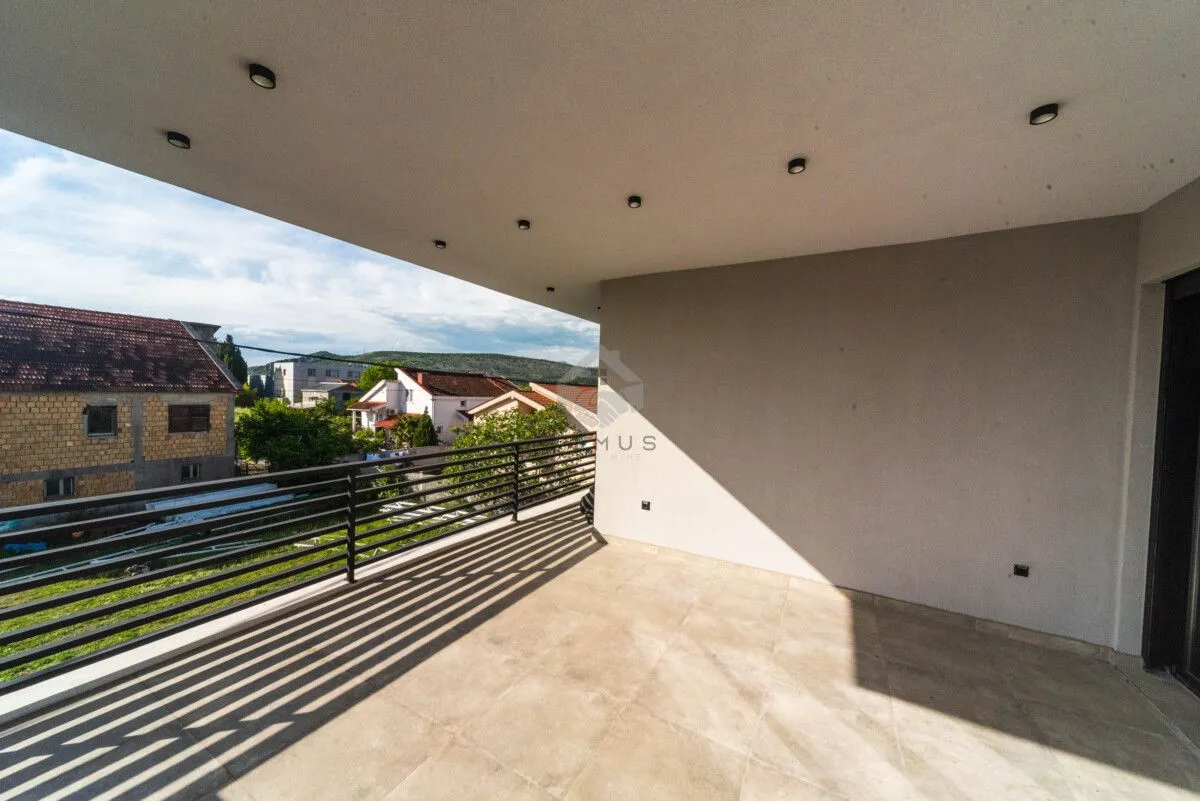 Prodaja, kuća, 225m², Gornja Gorica, Podgorica