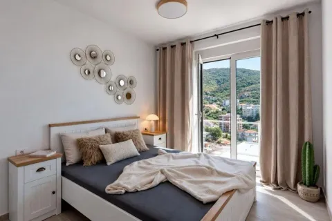Svjetla spavaća soba sa bračnim krevetom, noćnim stočićima i izlazom na balkon sa pogledom na brda. - image 7