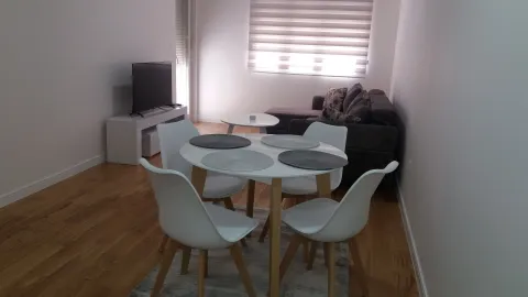 Svijetao dnevni boravak sa trpezarijskim stolom i ugaonom garniturom. - image 8