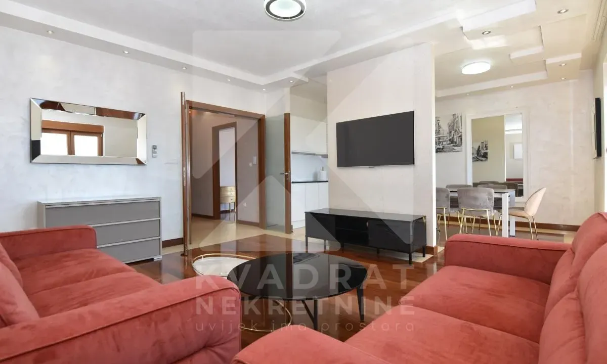 Izdavanje, četvorosoban stan, 140m², Centar, Podgorica