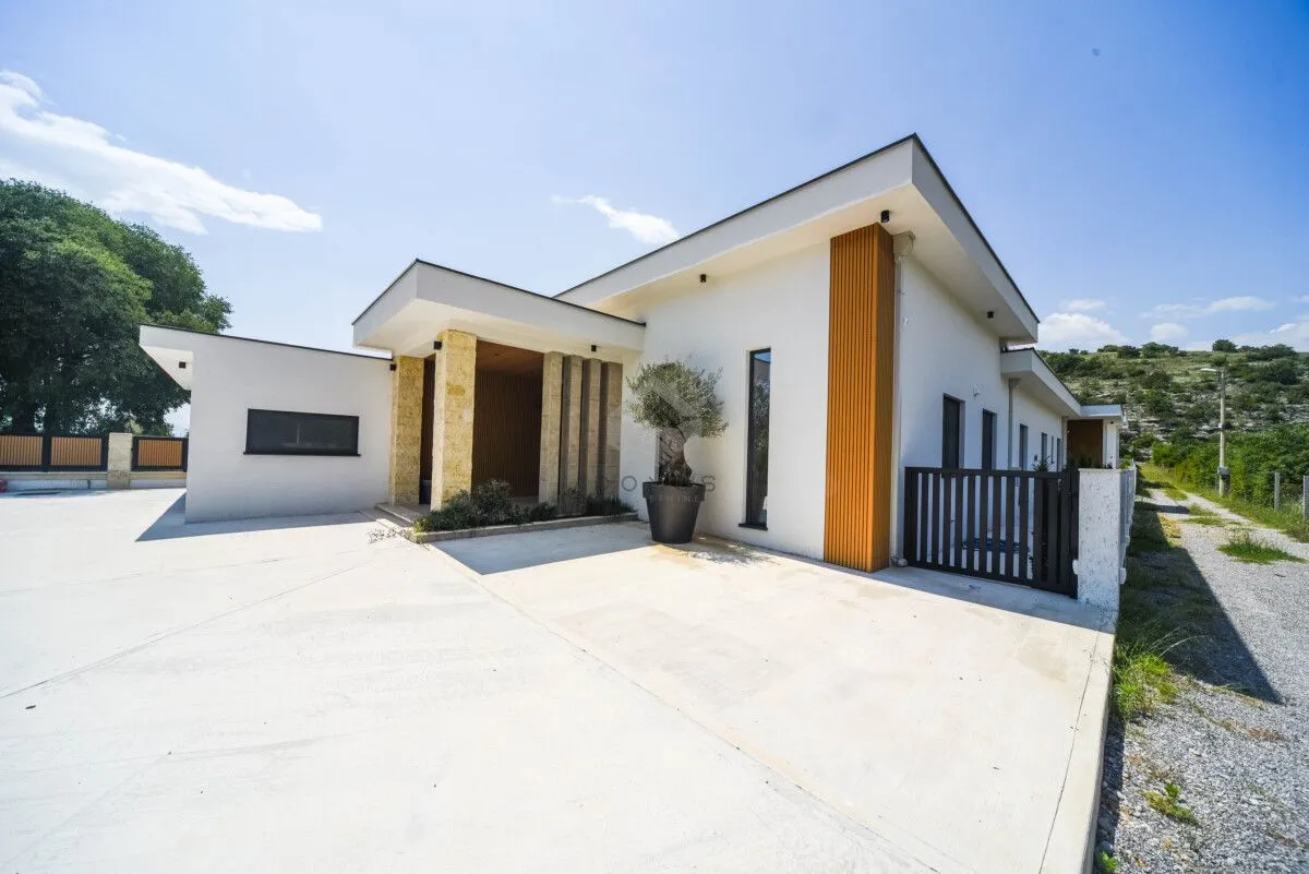 Izdavanje, kuća, 350m², Tuzi, Podgorica