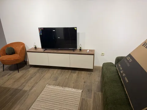 Dnevna soba sa garniturom, TV komodom i televizorom. - image 9