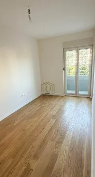 Prazna soba sa drvenim podom i izlazom na terasu. - image 5